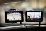 Multitalenter. Garmin Nüvi 1690 T (tv.) og Navigon 6350 Live vil mere end bare vise vej. De har også en del søgefunktioner. Garmin-apparatet er ikke i gang med at navigere. Derfor det skrabede skærmbillede. 