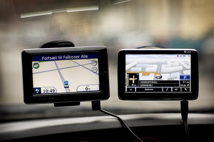 Multitalenter. Garmin Nüvi 1690 T (tv.) og Navigon 6350 Live vil mere end bare vise vej. De har også en del søgefunktioner. Garmin-apparatet er ikke i gang med at navigere. Derfor det skrabede skærmbillede. 
