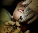 Bedøvende. En patient bliver bedøvet hos tandlæge Marie Dambo Grau i Køge. Hun undgår helt at bruge det omstridte stof articain i sine bedøvelser, efter fagfolk har rejst tvivl om dets sikkerhed. 