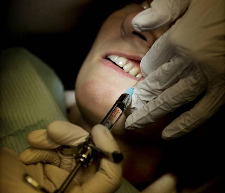 Bedøvende. En patient bliver bedøvet hos tandlæge Marie Dambo Grau i Køge. Hun undgår helt at bruge det omstridte stof articain i sine bedøvelser, efter fagfolk har rejst tvivl om dets sikkerhed. 