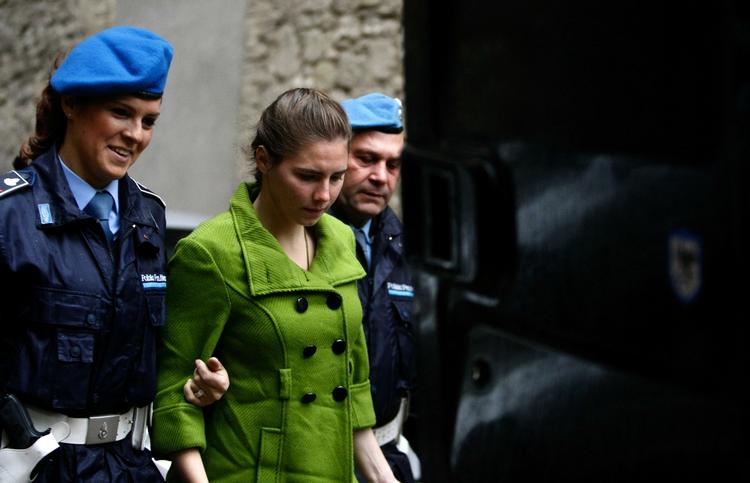 Morder. Hun har ligesom de to andre dømte hele tiden fastholdt sin uskyld, men 22-årige Amanda Knox blev i aftes idømt 26 års fængsel for mordet på sin tidligere værelseskammerat i Italien. 