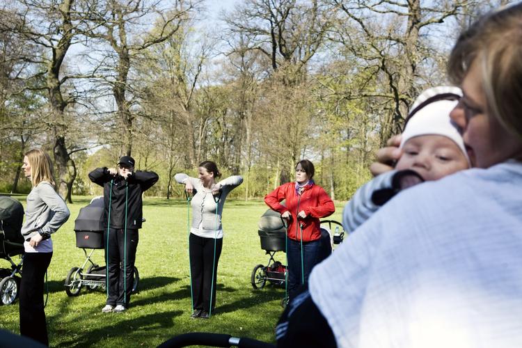 Udendørs motionsform for mødre med barnevogn eller klapvogn. Her trænes i Søndermarken på Frederiksberg. 