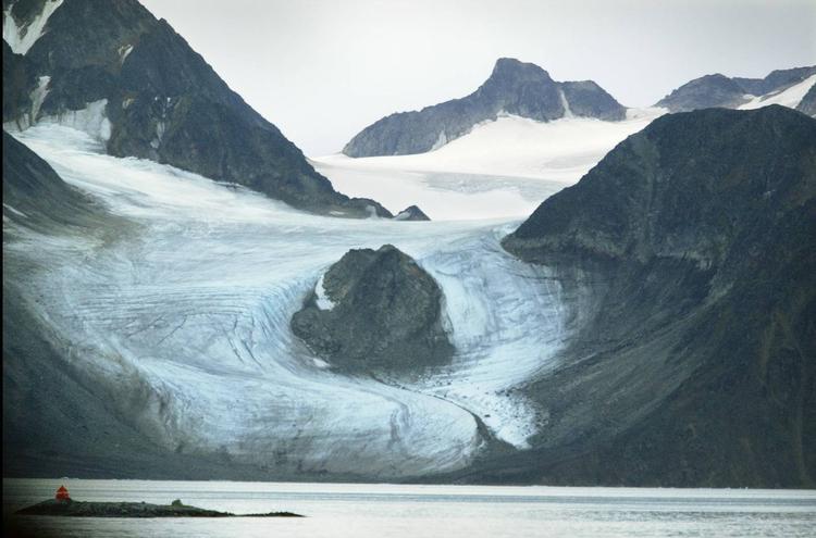 Klima-lit. De karakteristiske spidse bjerge i Magdalenefjord ved Svalbard. 