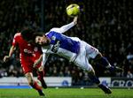Udtur. Yossi Benayoun (i rødt) forsøger sig for Liverpool med hovedet i en trist forestilling i Blackburn. 