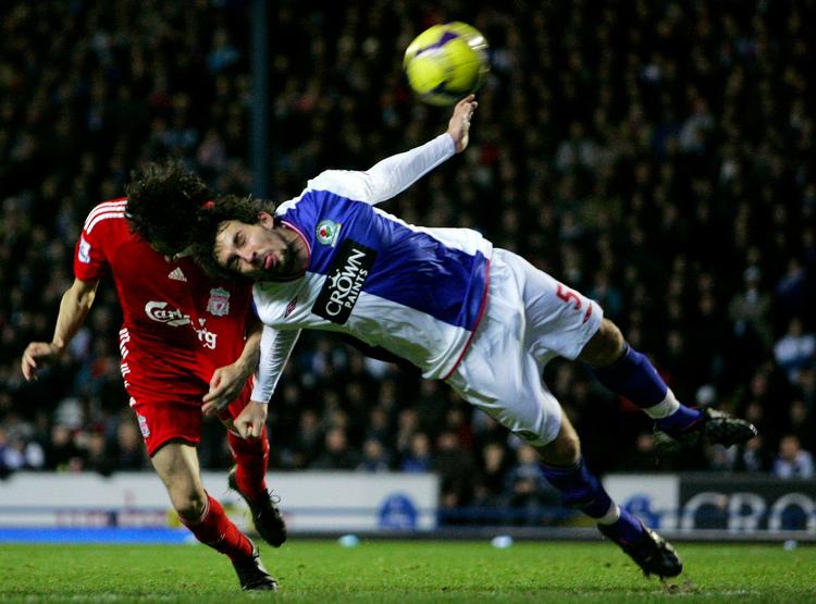 Udtur. Yossi Benayoun (i rødt) forsøger sig for Liverpool med hovedet i en trist forestilling i Blackburn. 