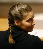 Morder. Den blot 22-årige amerikanske studerende  Amanda Knox ses under retssagen. Hun skal tilbringe de næste 26 år i et italiensk fængsel efter drab på sin jævnaldrende værelsesklammerat i 2007. 