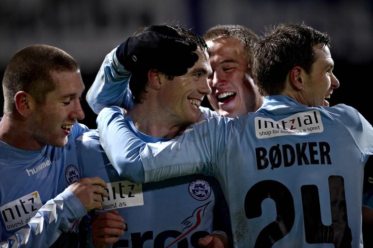 Bang. Rasmus Hansen (nr. to fra højre) stod for dagens drøn, da han bragte Sønderjyske 1-0 i front mod AaB. 