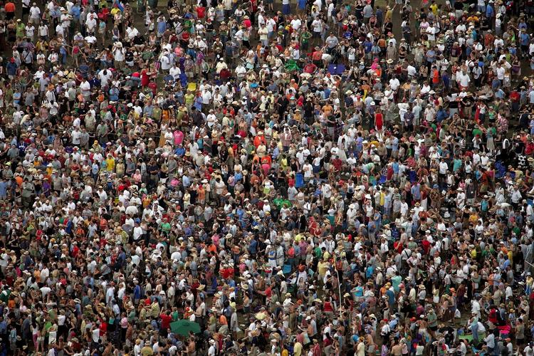 Klima. Mellem 1950 og 2050 vil antallet af mennesker  være vokset med 6,5 milliarder mennesker. Vi bliver nødt til at tilpasse os de naturgivne grænser. (Arkivfoto) 