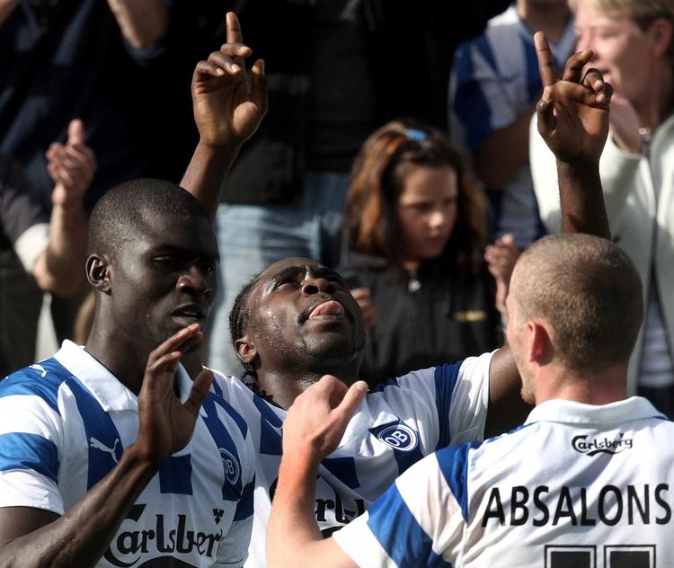 Målmager. Topscorer Peter Utaka takker de højere magter efter endnu et mål. 