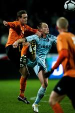 Fight. HB Køges Stefan Hansen på ryggen af målscorer Søren Berg. 