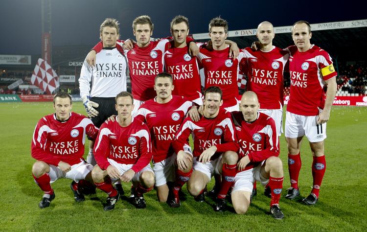 Skægt. Silkeborgs mandskab havde anlagt fine overskæg for at hylde Steven Lüstü, der for sidste gang løb på banen med holdet. 