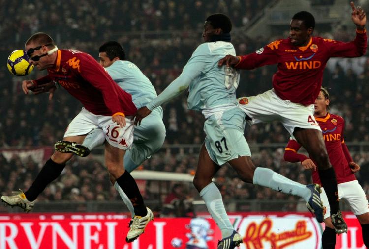 NÆRKAMP. Opgøret mellem Roma og Lazio var fyldt med intensitet og nærkampe. 