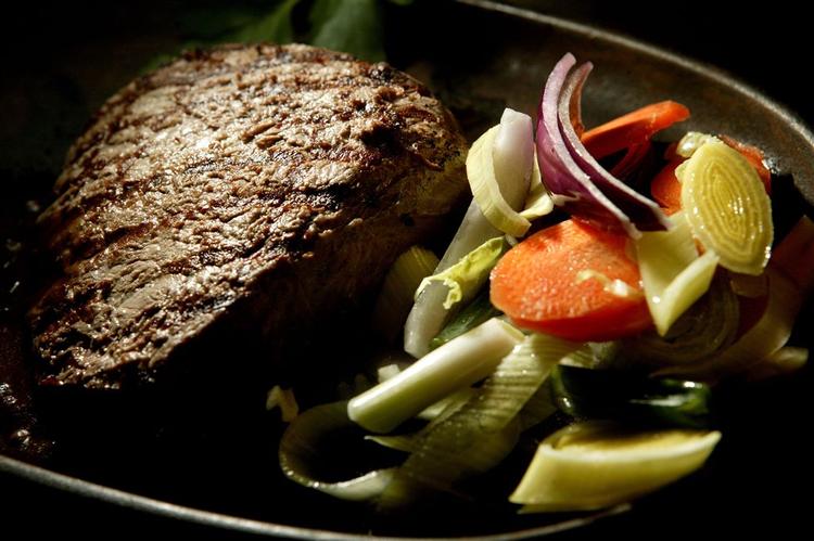 Omregnet belaster ærindekørsel årligt med 629 kg CO2 per person. Til sammenligning svarer en gennemsnitsdanskers årlige beregnede oksekødsforbrug på 16,5 kg per person til 320 kg CO2. Arkiv 