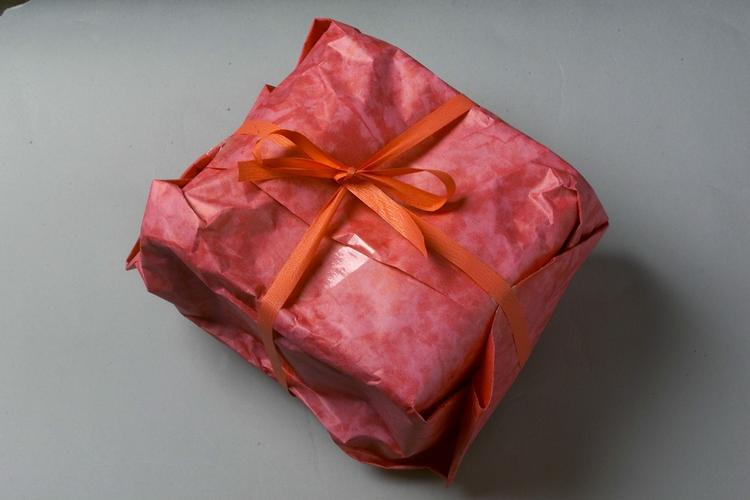 GAVEINDPAKNING. Butikkerne melder om rekordstor interesse for at blive ansat som julleassistet. 