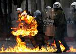 Protester. Der gik ild i en politimænd under urolighederne i Athen. 