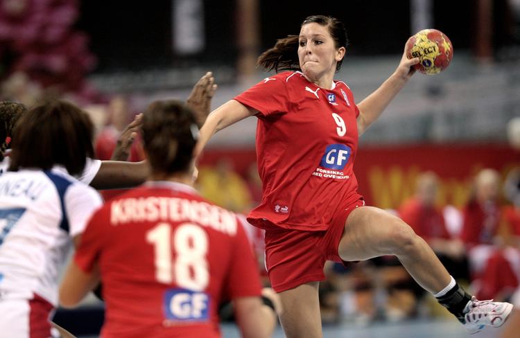 bomber. Camilla Dalby hamrer et af sine i alt 8 mål ind ved gårsdagens VM-kamp mod Frankrig. I dag gælder det Congo. Se kampen på tv. 