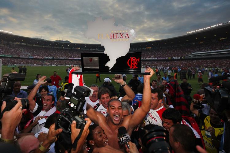 Champ. Adriano hyldes af fans og medspillere efter 2-1-sejren over Gremio. 