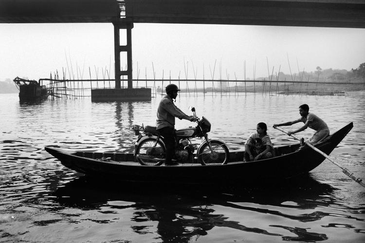 Klimaudfordring. Katastroferne har altid udfordret Bangladesh. Men i de seneste årtier er klimaet blevet mere ekstremt, og mere ustabilt. Ændringerne har store konsekvenser for de 160 millioner der bor i verdens største floddelta. 