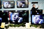 Tv-eksperten Lars Ladingkjær bedømmer fem billige faldskærme til at være tre eller fire tjek værd. 