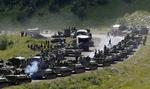 Kampvogne. Russiske kampvogne ruller ind i Sydossetien i august sidste år. Den væbnede kamp er nu erstattet af en kamp på seernes gunst. Arkivfoto 