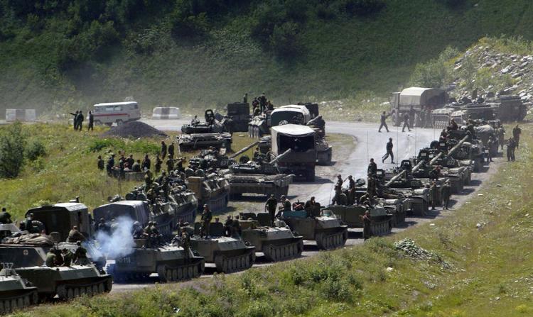 Kampvogne. Russiske kampvogne ruller ind i Sydossetien i august sidste år. Den væbnede kamp er nu erstattet af en kamp på seernes gunst. Arkivfoto 