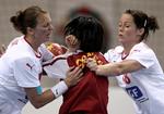 Nærkamp. Kamilla Kristensen (til højre) scorede seks gange mod Congo. 