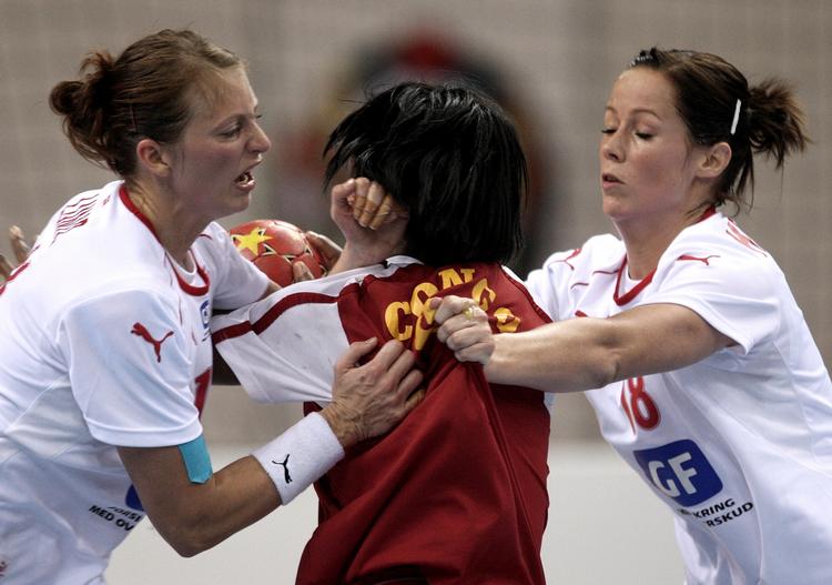 Nærkamp. Kamilla Kristensen (til højre) scorede seks gange mod Congo. 