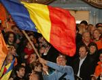 Vinder. Traian Basescu vandt med en meget lille margin over sin socialdemokratiske udfordrer, som afviser resultatet. 