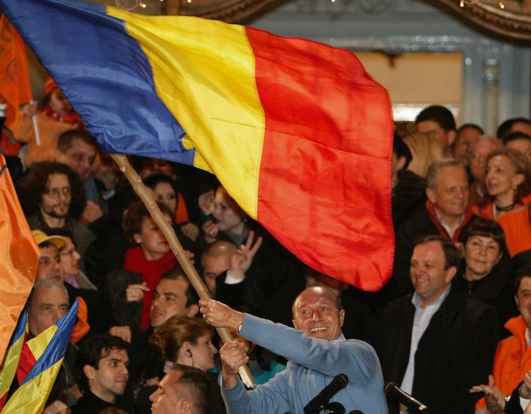 Vinder. Traian Basescu vandt med en meget lille margin over sin socialdemokratiske udfordrer, som afviser resultatet. 