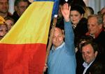 Sejrsfest. Rumæniens præsident Traian Basescu fejrer sejren i weekendens valg. 