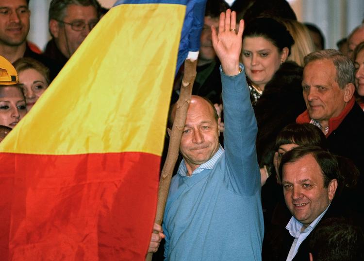 Sejrsfest. Rumæniens præsident Traian Basescu fejrer sejren i weekendens valg. 