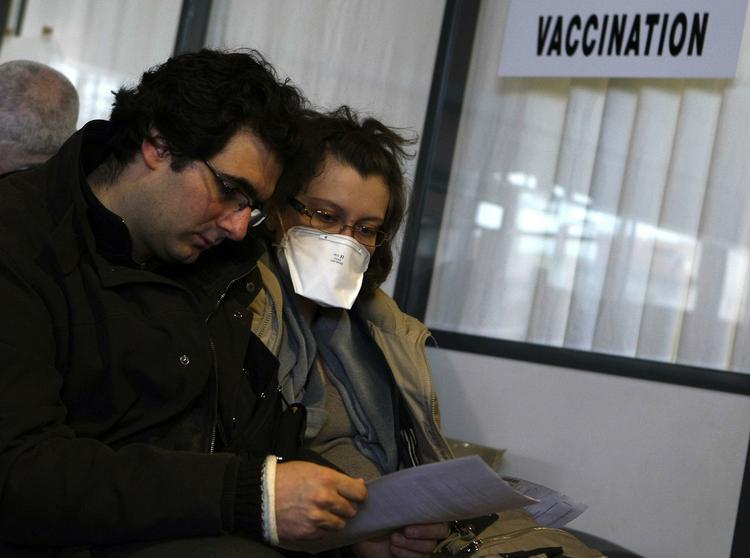 Vaccination. Et fransk par venter på at blive vaccineret mod influenza A (H1N1) i den sydfranske by Nice. 