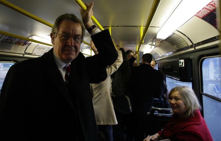 Genvalg. Poul Nyrup Rasmussen på vej til den kongres, hvor han i dag - som eneste kandidat - blev genvalgt som formand for de europæiske socialdemokrater. 