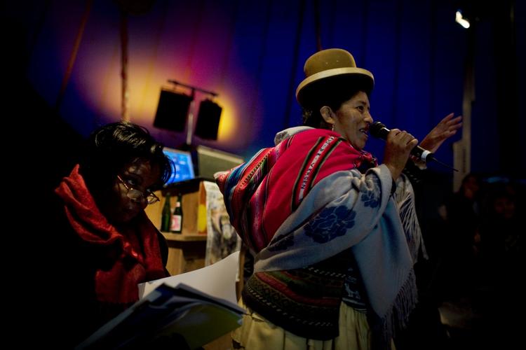 Opsang. Angelica Ssrzuri fra Bolivia deltager i 'Klimabundmødet' på Christiania, hvor oprindelige folk vil tale deres sag. 