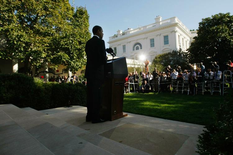 Den 9. oktober talte Barack Obama foran Det Hvide Hus, efter han blev udråbt til vinder af Nobels fredspris. Arkivfoto. 