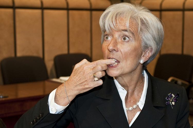 CHOKERET. Frankrigs økonomiminister, Christine Lagarde, kan ikke forstå, hvorfor landets fodboldlandstræner skal forgyldes med millionbonus. 