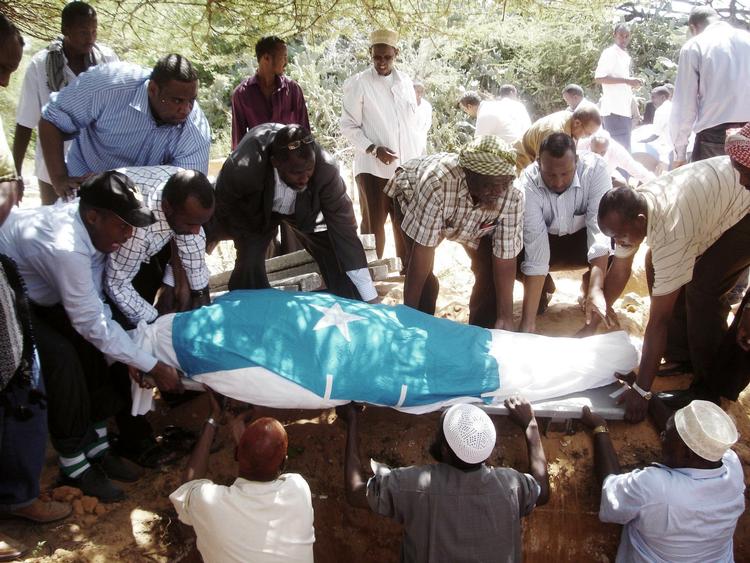 Terror. 24 blev dræbt, deriblandt flere ministre, da en selvmordsbomber angreb en dimissionsfest for læger. Her er det Somalias undervisningsminister, som bliver begravet. 