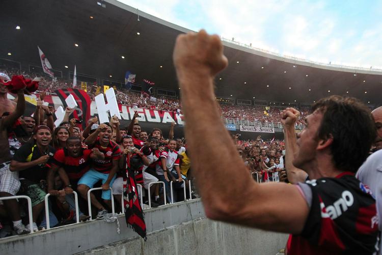 Mens fodboldklubben Flamengo blev brasilianske mestre, var tyve igang med at berøve et pengetransportfirma. 