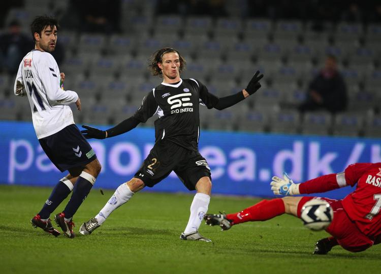 livlig. Lynhurtige Jesper Lange udligner til 1-1 efter en lang periode med AGF-dominans. Foto: Ernst van Norde 
