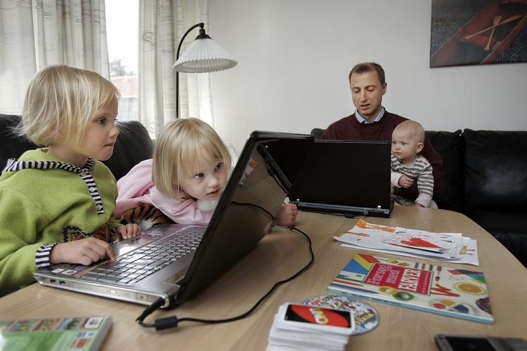 Hvis du har arbejdsgiverbetalt computer, mobiltelefon eller internetforbindelse, skal du betale multimedieskat fra 2010. Men så kan det godt betale sig at lokke flere goder ud af arbejdsgiveren. Arkivfoto. 
