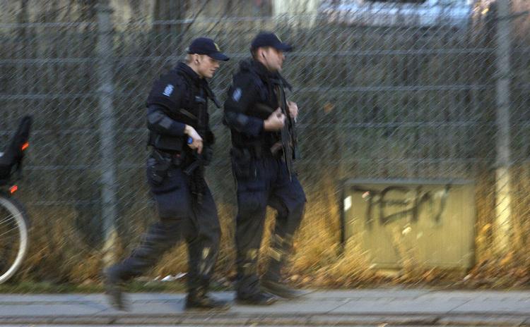 Tavse. Politiet vil ikke oplyse, hvilken form for aktion, der er i gang ved det midlertidigee fængsel i Valby. Men mange tungt bevæbnede betjente har forsamlet sig på parkeringspladsen. 