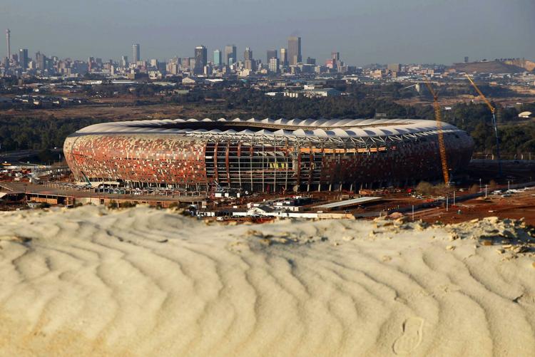farligt. Soccer City Stadium er ved at være færdigt i udkanten af Johannesburg, hvor sikkerheden for de mange fodboldturister og -spillere tages alvorligt. Arkivfoto. 