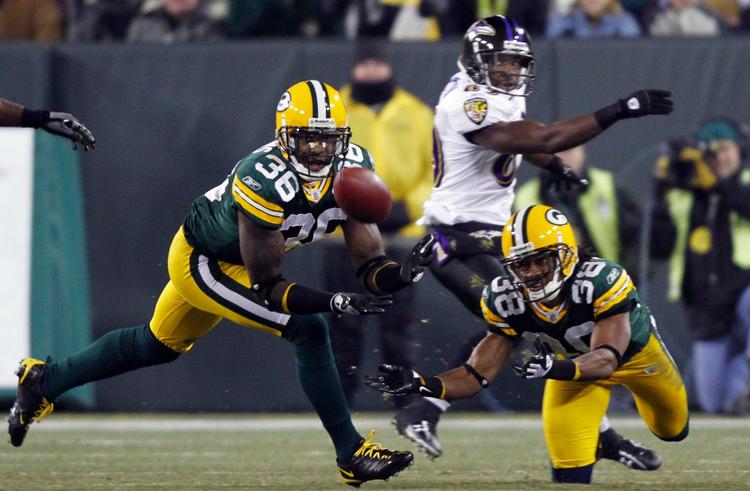 boldforvirring. Green Bay Packers Nick Collins og Tramon Williams kommer i vejen for en bold, der skulle have nået Baltimore Ravens' Mark Clayton (i baggrunden). 
