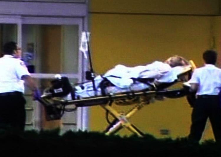 maveonde. Tiger Woods svigermor Barbro Holmberg er i Florida i forbindelse med rygterne om golfstjernens utroskab. Men den tidligere svenske integrationsminister fik det angiveligt dårligt og måtte hentes i ambulance. Foto fra AP-tv. 