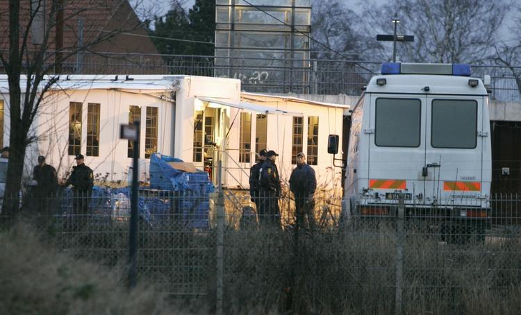 Storaktion. Hele eftermiddagen har politiet holdt tæt med årsagen til det enorme politiopbud ved det såkaldte klimafængsel på Retortvej i Valby. Nu viser det sig, at politiet troede, at de havde fat i en internationalt eftersøgt terrorist. Men det havde de ikke. 