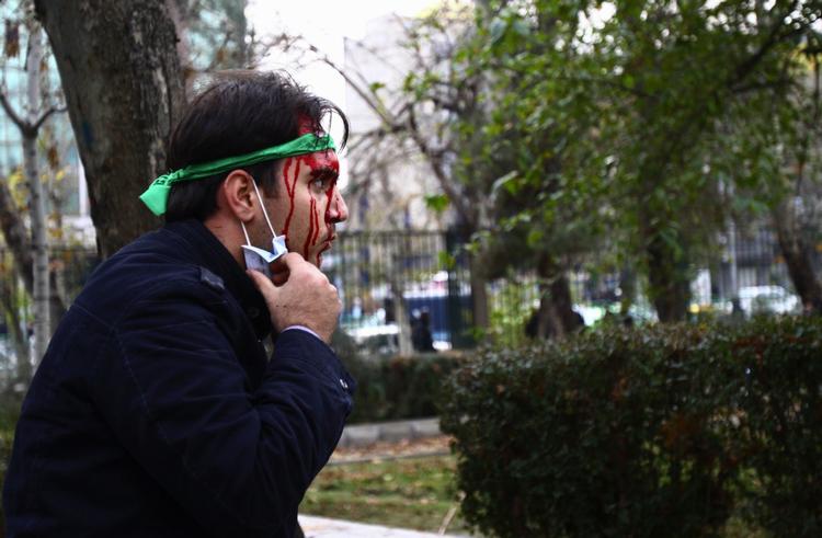 KAMP. Her er det en iransk studerende, der er blevet såret efter heftige kampe på Teherans universitet mandag. Billedet er taget af en privatperson. Den internationale presse er blevet forbudt at arbejde i landet under demonstrationerne. 