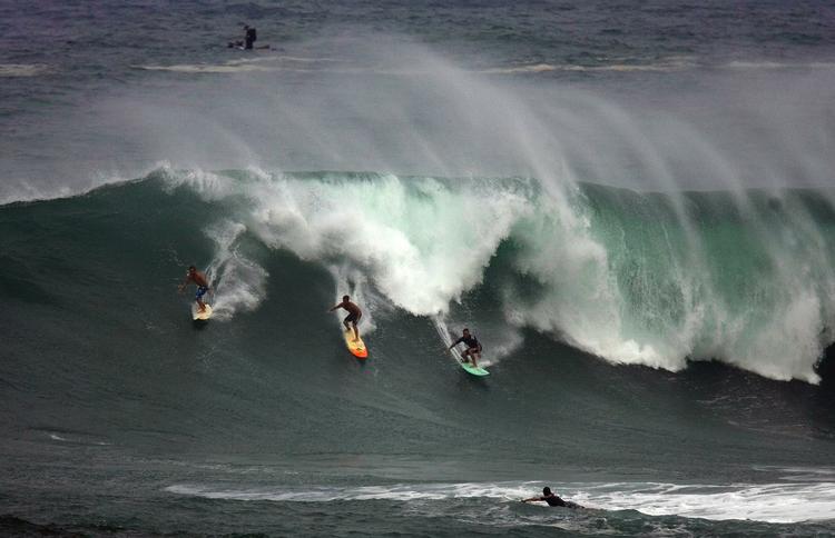 Ekstremt. Seks surfere deltager på Hawaii. 