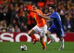 Stamford. Chelseas Yuri Zhirkov (th) kæmper med Kamil Kosowski fra APOEL i kampen, som cyprioterne overraskende fik et point med hjem fra. 