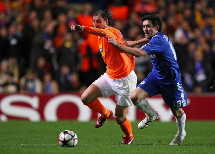 Stamford. Chelseas Yuri Zhirkov (th) kæmper med Kamil Kosowski fra APOEL i kampen, som cyprioterne overraskende fik et point med hjem fra. 