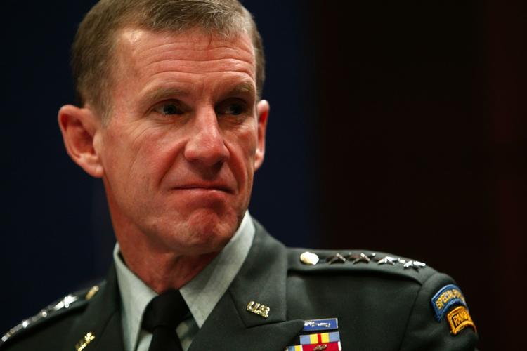 Afghanistan-boss »Jeg tror ikke, at vi kan besejre al-Qaeda endeligt, før han er fanget eller dræbt«, siger Stanley McChrystal, der er øverstbefalende for de internationale styrker i Afghanistan. 